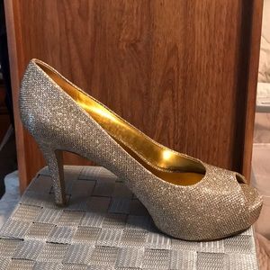 Nine West gold heels never worn